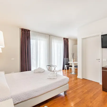 & Exclusive 3* Marina Di Carrara
